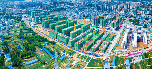 全景航拍視角 房地產開發(fā)建設與城中村的鮮明對比